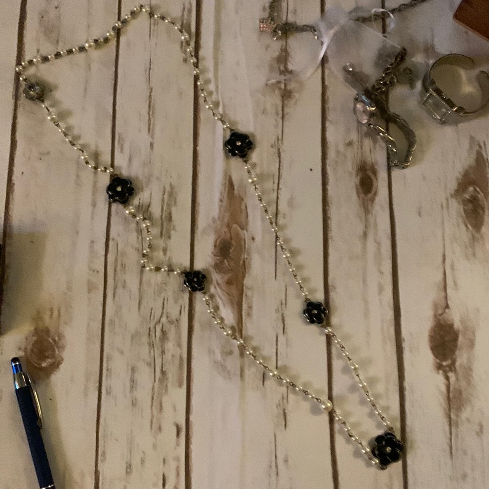 Flower acrylic black pearls fun necklace 20in long